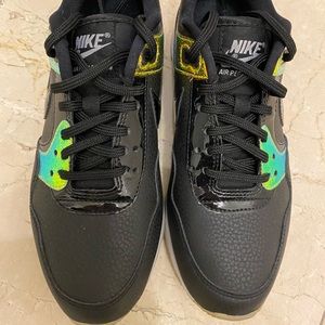 Women’s Nike Sneakers - size 6.5